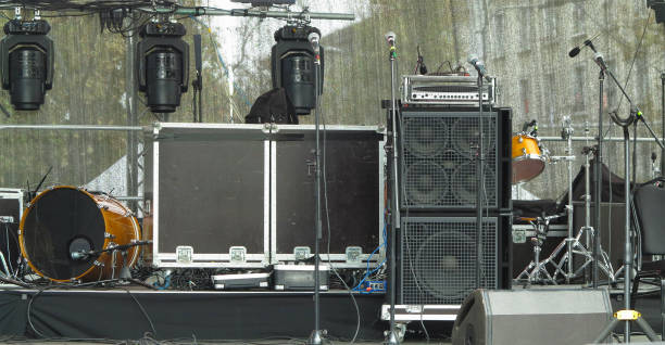 istock Structures of stage spotlights equipment, loudspeaker and musical instruments 1182005145