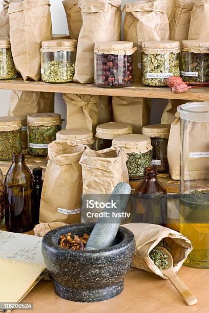 Medicina Herbaria Foto de stock y más banco de imágenes de Herbología - Herbología, Hierba - Planta culinaria, Medicamento