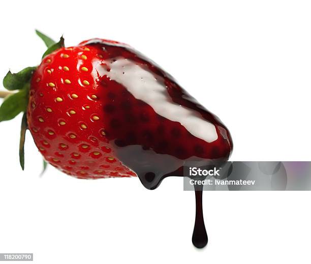 Wylewanie Chocolate Sauce On Strawberry - zdjęcia stockowe i więcej obrazów Bez ludzi - Bez ludzi, Białe tło, Czekolada