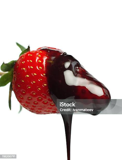 Versare Crema Al Cioccolato Con Fragole - Fotografie stock e altre immagini di Ambientazione interna - Ambientazione interna, Cibi e bevande, Cibo