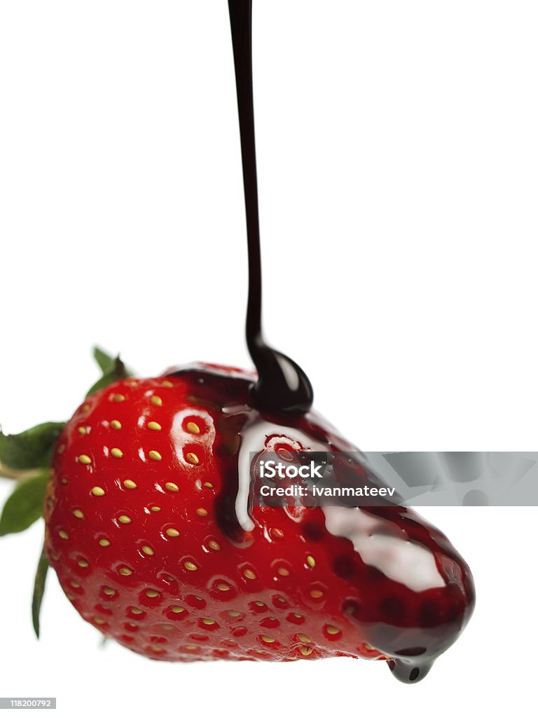 Versare Crema al cioccolato con fragole - Foto stock royalty-free di Ambientazione interna