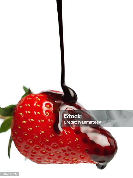 Versare Crema Al Cioccolato Con Fragole - Fotografie stock e altre immagini di Ambientazione interna - Ambientazione interna, Cibi e bevande, Cibo