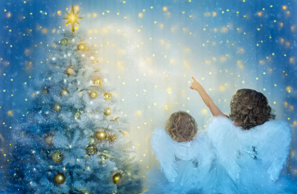 kerstboom en kinderen op zoek naar ster, kinderen met vleugels als xmas engelen in nacht lichten - kerstengel stockfoto's en -beelden