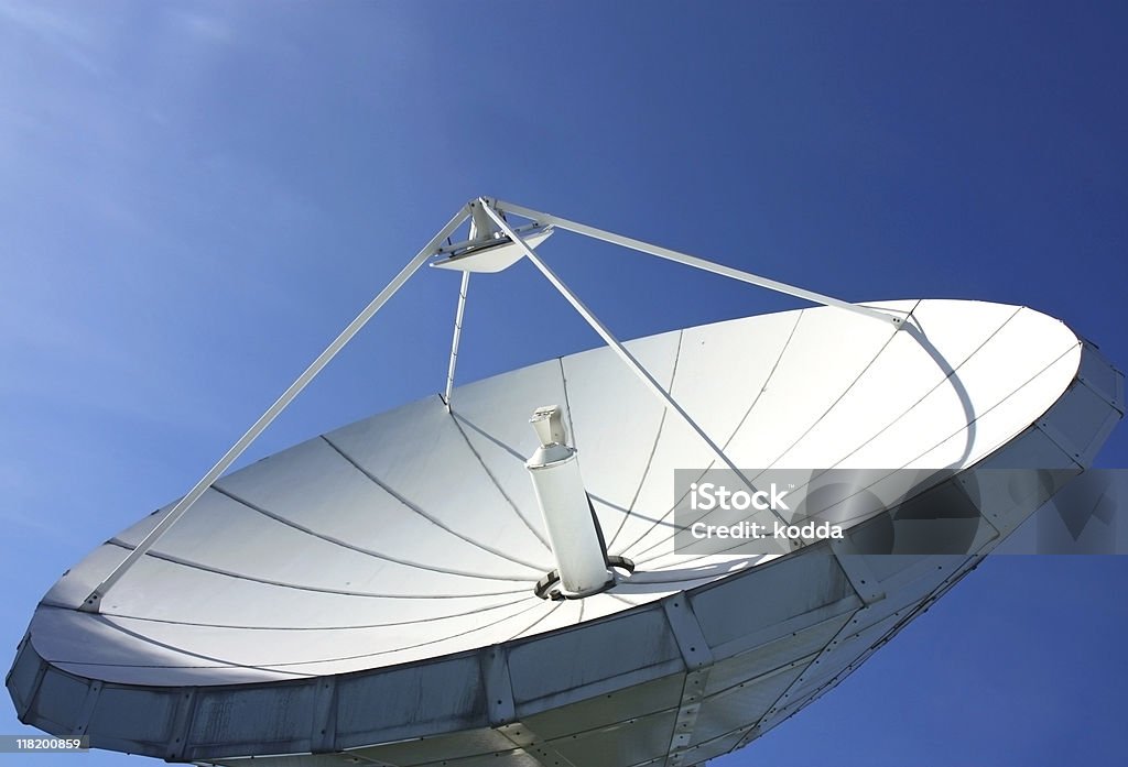 Antenne satellite de télécommunications - Photo de Antenne individuelle libre de droits