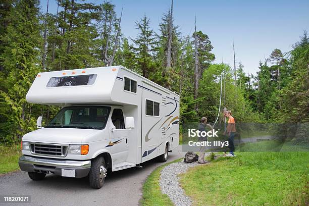 Photo libre de droit de Famille Remplir Deau Douce En Campingcar Au Dumping Station banque d'images et plus d'images libres de droit de Camping-car