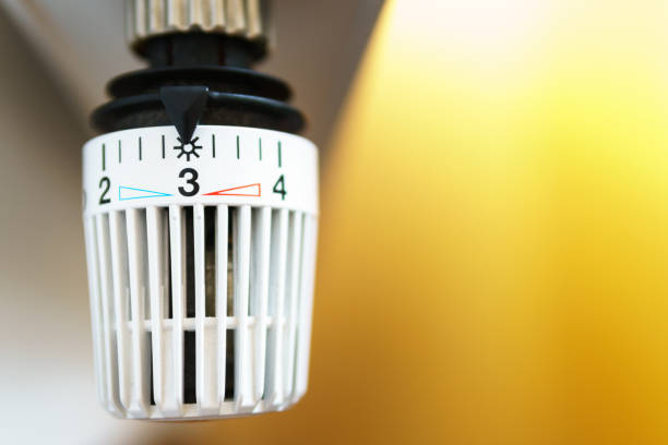soupape de thermostat de chauffage réglé à l'icône numéro 3, symbole pour économiser de l'argent aux coûts de chauffage ou de réglage de température moyenne - third generation photos et images de collection