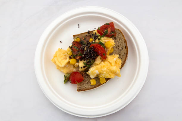 플라스틱 접시에 달걀을 끼워 샌드위치 - plastic plate 뉴스 사진 이미지