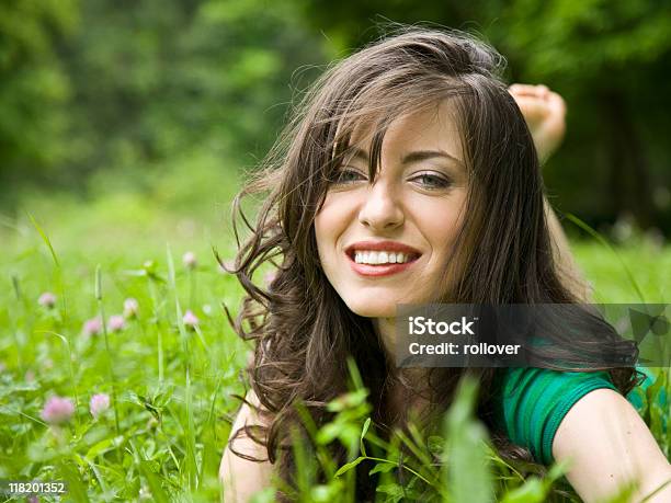 Foto de Mulher Na Grama e mais fotos de stock de 20-24 Anos - 20-24 Anos, Adulto, De Bruços