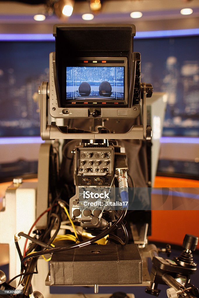 Atrás de uma câmera de televisão-estúdio de TV - Foto de stock de Câmera royalty-free
