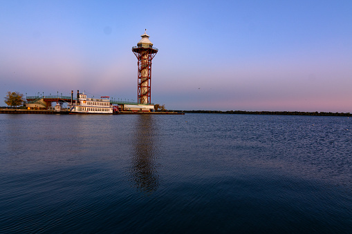 Torre del Bicentenario en Erie, Pensilvania, en una mañana de otoño photo