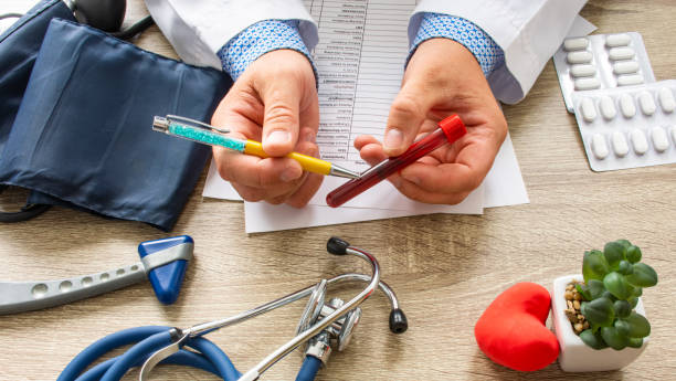 medico durante la consultazione tenuta in mano e mostra il tubo di laboratorio del paziente con sangue. consulenza di trasfusioni, malattie ematologiche e patologie come anemia, cancro cellulare, emofilia - anemia foto e immagini stock