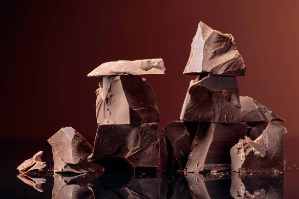 kawałki ciemnej czekolady na ciemnym tle. - chocolate candy bar block cocoa zdjęcia i obrazy z banku zdjęć
