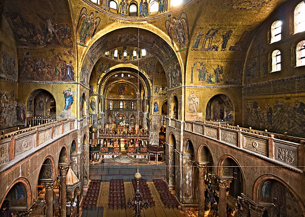 内側にサンマルコ大聖堂、イタリアベニス - バシリカ ストックフォトと画像