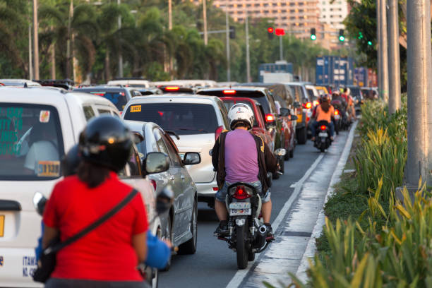 manila, filipinas-maio 16, 2017: tráfego pesado na estrada de manila na hora do rush - manila philippines makati city - fotografias e filmes do acervo