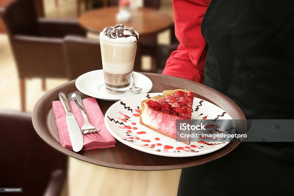 Kellner holding Käsekuchen/Tee-Sortiment - Lizenzfrei Dienstleistung Stock-Foto