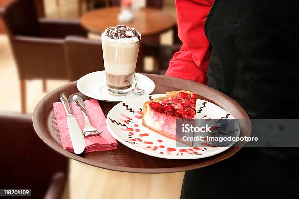 Mesero Sostiene La Bandeja Con Pasteles De Queso Foto de stock y más banco de imágenes de Pastel de frutas - Pastel de frutas, Servicio, Servir comida y bebida