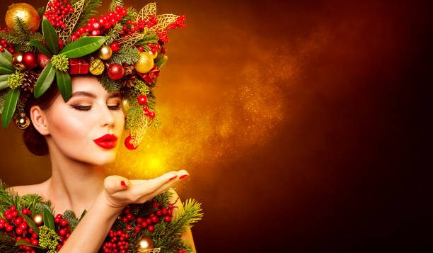 boże narodzenie moda model beauty makeup, fryzura wieniec. xmas kobieta dmuchanie w rękę, artystyczny portret twarzy - christmas women human lips female zdjęcia i obrazy z banku zdjęć