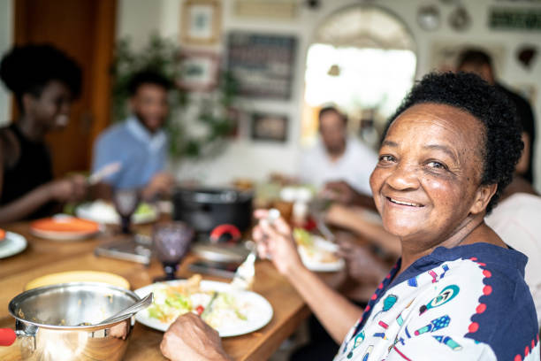 kuvapankkikuvat ja rojaltivapaat kuvat aiheesta muotokuva vanhemmasta naisesta syömässä ja katsomalla kameraa - black elder