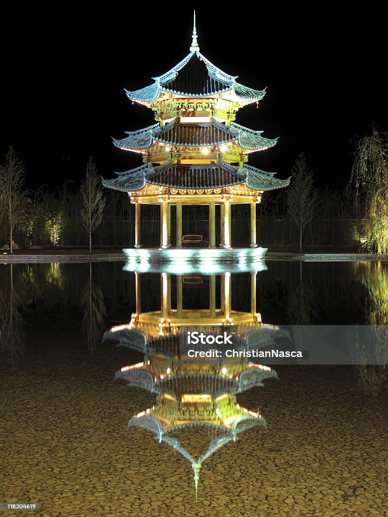 pagoda iluminada, o pavilion, gazebo à noite - Foto de stock de Ajardinado royalty-free