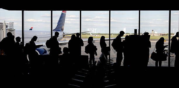 Grand groupe de personnes à la file-silhouette - Photo