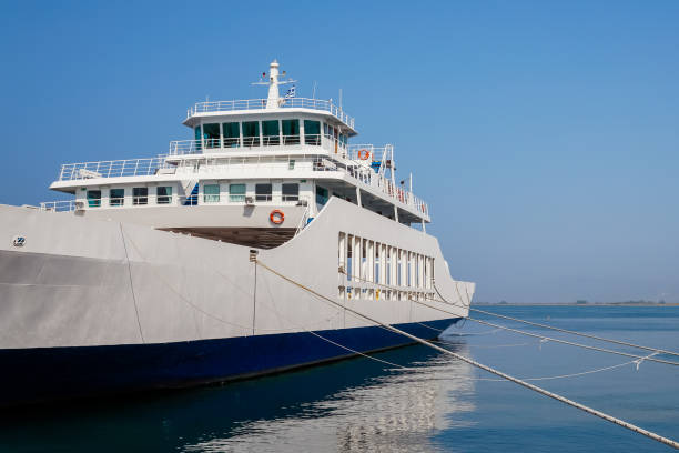 liegelinien und eine fähre im hafen von thassos, griechenland - bay large nautical vessel blue stock-fotos und bilder