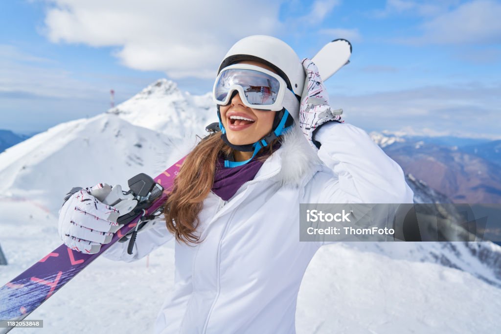 스키 복장의 여성 초상화. 스키 리조트에서 쾌활한 금발 여자의 초상화 - 로열티 프리 12월 스톡 사진