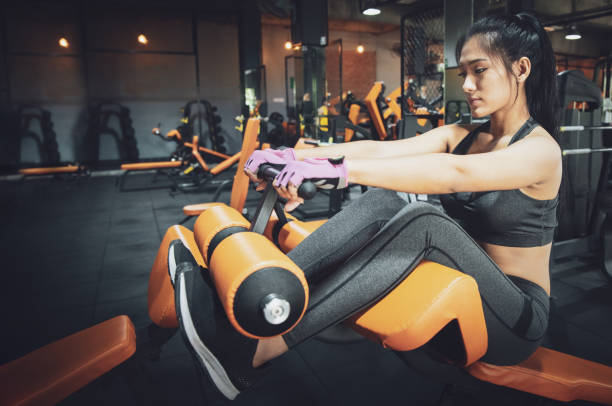 hermosa mujer atlética trabajando ab intervalos en fitness, mujer deportiva haciendo entrenamiento de crujido de bicicleta en el gimnasio. mujer en el gimnasio haciendo ejercicio abdominal en el gimnasio - abdomen abdominal muscle muscular build beautiful fotografías e imágenes de stock