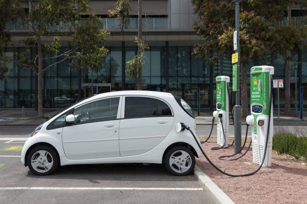 mitsubishi i-miev na estação de carregamento de veículos eléctricos plug-in em franklin street, adelaide cbd, south australia - tesla - fotografias e filmes do acervo