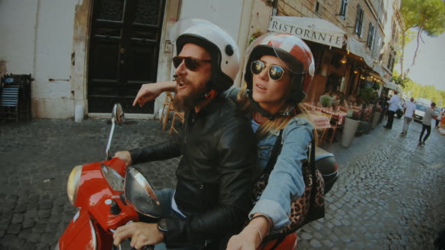 Mengendarai skuter selfie: di sepeda motor di pusat Kota Roma