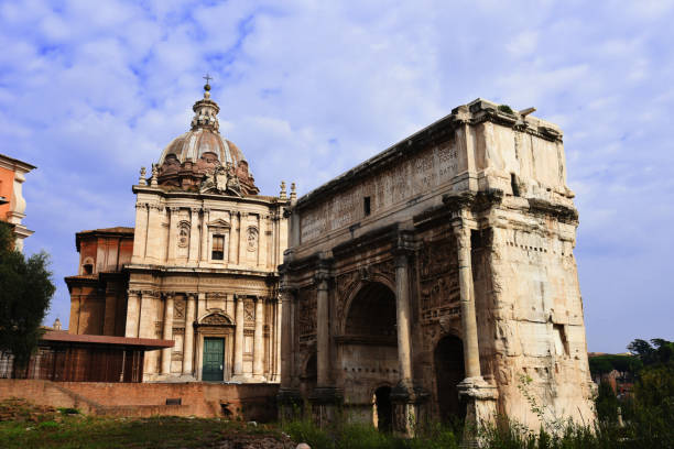 der saturntempel im römischen forum, rom, italien - rome sunlight roman forum temple of saturn stock-fotos und bilder