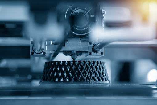 La máquina de impresión 3D hace el prototipo 3D del modelo por material de resina. photo