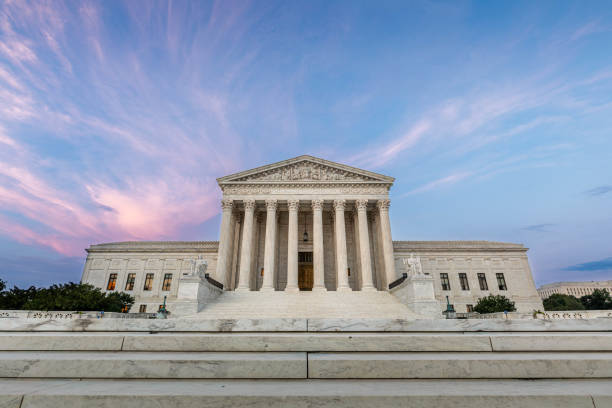 здание верховного суда сша в вашингтоне - law legal system column sky стоковые фото и изображения