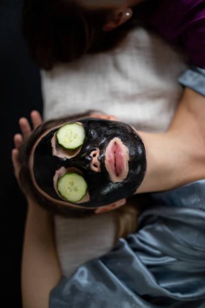 tratamiento de spa en casa - facial mask spa treatment cucumber human face fotografías e imágenes de stock