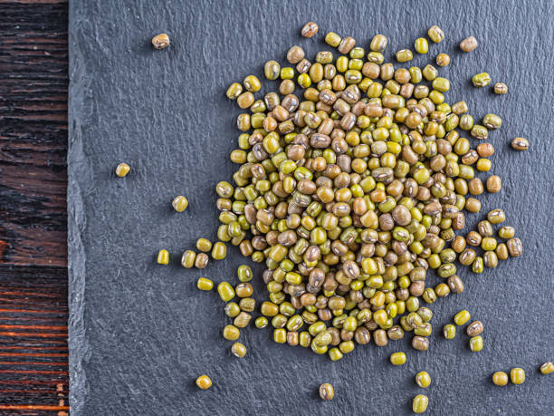 i grani di soia mash si trovano sulla superficie dello scisto. - mash bean foto e immagini stock
