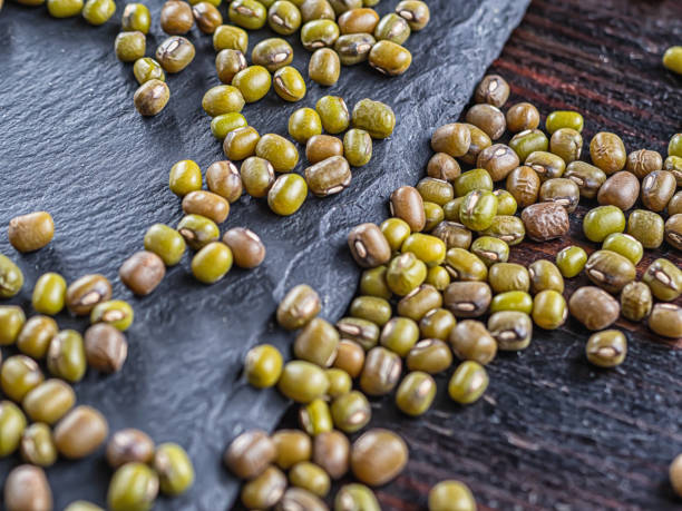 mash grani di soia sono sulla superficie dello scisto - mash bean foto e immagini stock