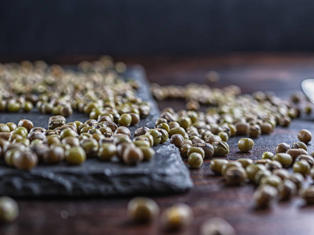 i grani di soia mash si trovano sulla superficie dello scisto. - mash bean foto e immagini stock