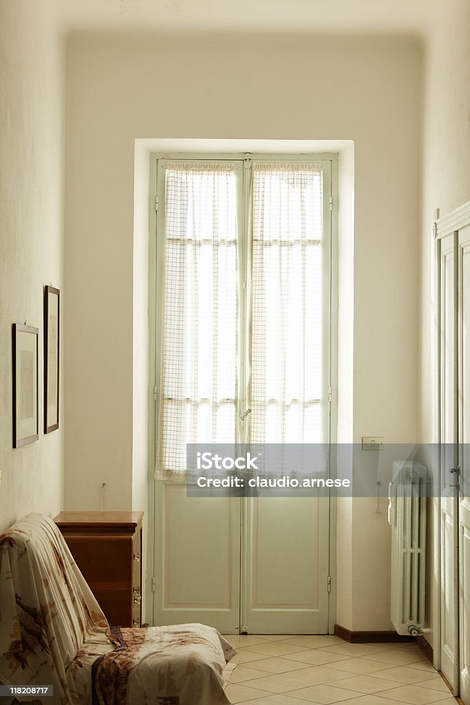 Camera con porta. Immagine a colori - Foto stock royalty-free di Ambientazione interna