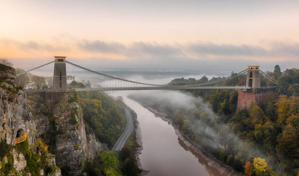 mgła poruszająca się pod mostem wiszącym clifton w jesienny poranek - bristol england bridge clifton suspension bridge suspension bridge zdjęcia i obrazy z banku zdjęć