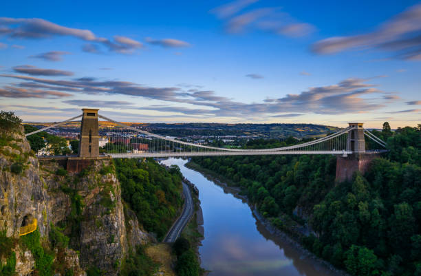 해질 녘 클리프턴 서스펜션 브리지 위로 움직이는 구름 - bristol england bridge clifton suspension bridge suspension bridge 뉴스 사진 이미지