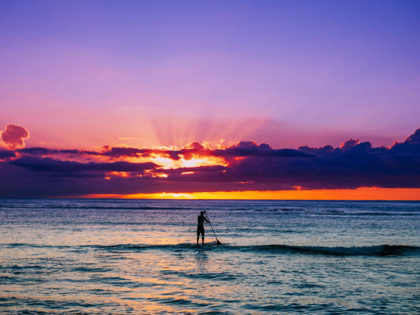 puesta de sol en waikiki - hawaii islands big island waikiki beach fotografías e imágenes de stock