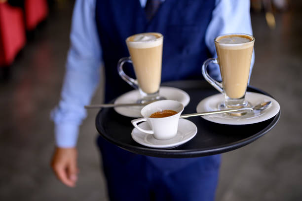 コーヒーを提供するウェイター - latté coffee tray froth ストックフォトと画像