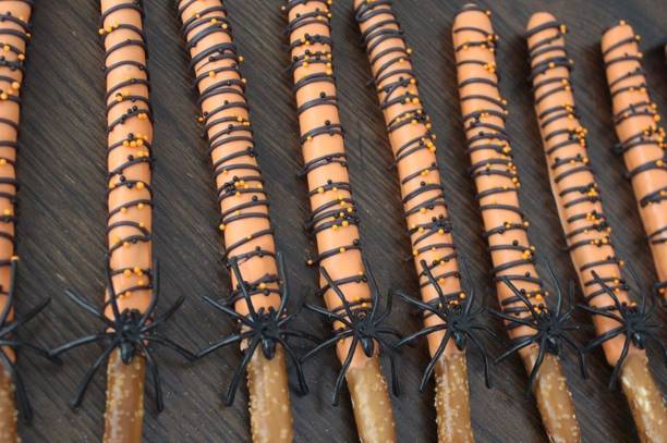 halloween special dessert- chocolate covered with pretzels and oreos. - gourmet pastry bread horizontal imagens e fotografias de stock