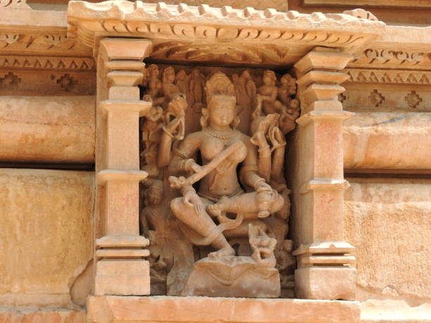 parsvanath, adinath, shanti nath, östliche tempelgruppe, khajuraho, madhya pradesh, indien, bekanntes erotisches design des kama sutra, unesco-weltkulturerbe - parsvanath stock-fotos und bilder