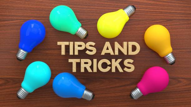 tipps & tricks glühbirne konzept, bunte glühbirne auf holzhintergrund - zaubertrick stock-fotos und bilder
