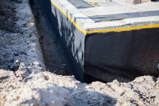 impermeabilización a prueba de agua de la base de la casa - impermeable fotografías e imágenes de stock