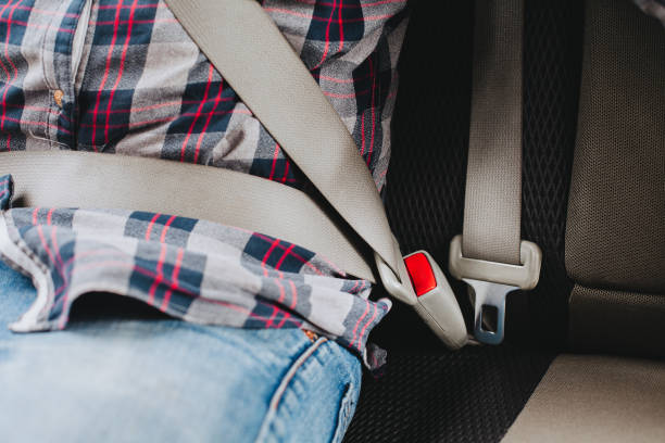 photo de l'homme dans la chemise à carreaux se reposant dans une voiture mettant sur la ceinture de sécurité - travel buckle part of on top of photos et images de collection