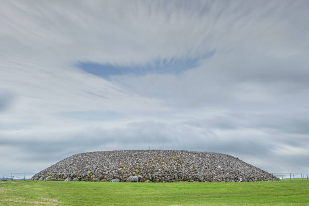 megalityczny grób na miejscu carrowmore - carrowmore zdjęcia i obrazy z banku zdjęć