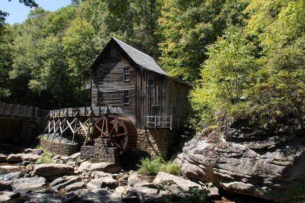 moulin grist de glade creek - autumn watermill glade creek waterfall photos et images de collection