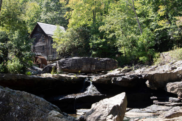 moulin grist de glade creek - autumn watermill glade creek waterfall photos et images de collection