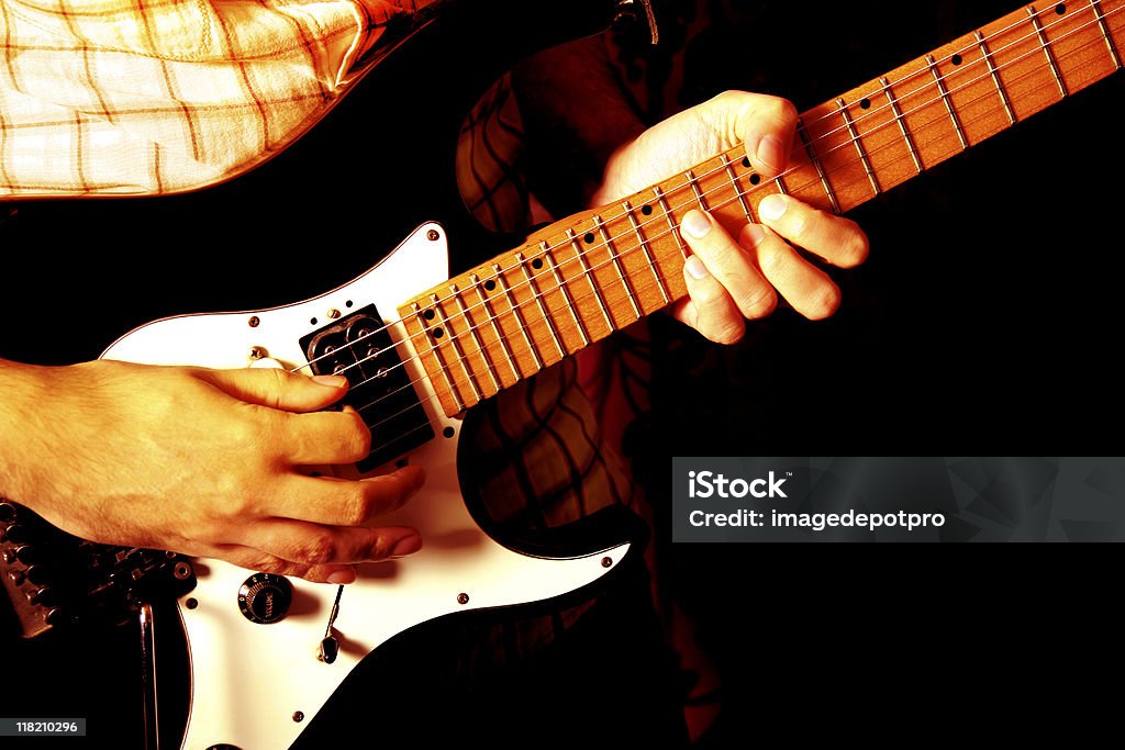 Гитарист играет - Стоковые фото Альтернативный образ жизни роялти-фри